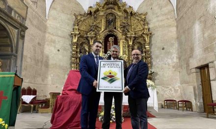 San Martín de Trevejo luce ya el cartel de uno de los Pueblos Más Bonitos de España