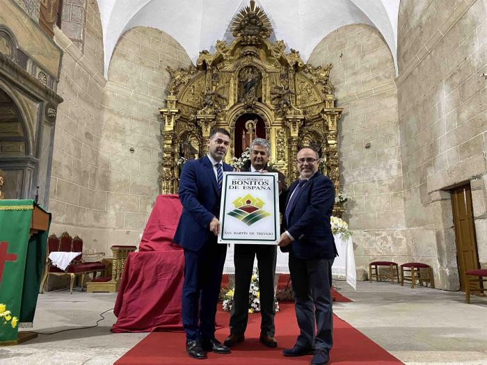 San Martín de Trevejo luce ya el cartel de uno de los Pueblos Más Bonitos de España