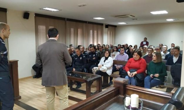 El Ayuntamiento de Moraleja rinde homenaje en un acto a la labor diaria de la Policía Local