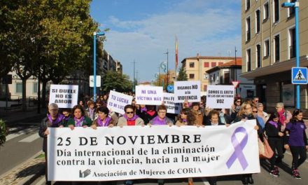 Cientos de personas desfilan en la ciudad de Coria para eliminar la violencia contra la mujer