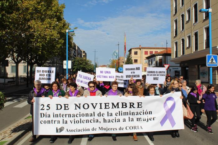 Cientos de personas desfilan en la ciudad de Coria para eliminar la violencia contra la mujer
