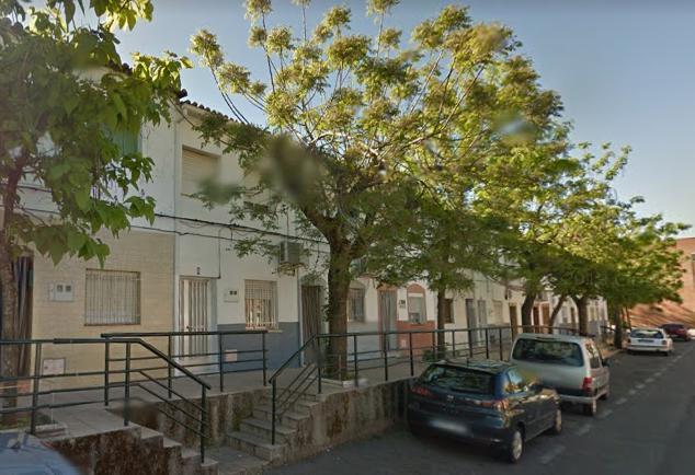 Dos heridos con quemaduras leves e intoxicación por humo en el incendio de una vivienda en Cáceres
