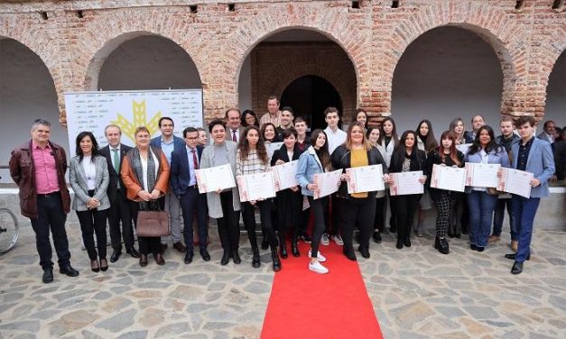 Caja Rural de Extremadura beca a una veintena de estudiantes con los mejores expedientes de ESO y FP