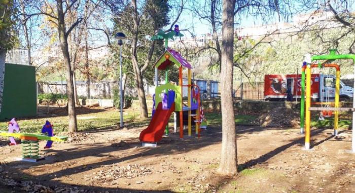 El Ayuntamiento de Coria continúa con la instalación de parques infantiles en la ciudad y en las pedanías