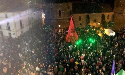Cientos de personas se reúnen en la Plaza España de Moraleja para disfrutar del alumbrado navideño