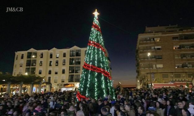 Multitudinaria acogida al encendido de luces en la ciudad de Coria para celebrar la Navidad