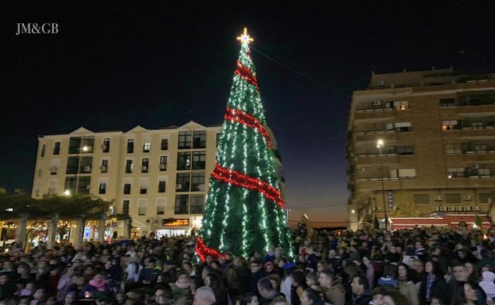 Multitudinaria acogida al encendido de luces en la ciudad de Coria para celebrar la Navidad