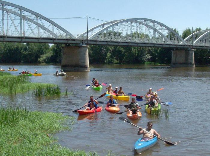 Más de medio centenar de piragüistas realizaron ayer el I Descenso por el Río Alagón en casi cinco horas