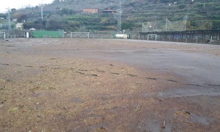 El temporal Elsa arranca el césped artificial del campo de fútbol de Navaconcejo