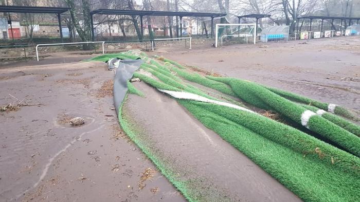 El temporal Elsa arranca el césped artificial del campo de fútbol de Navaconcejo