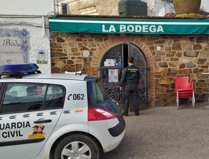 Vecinos de Cheles retienen a dos de los autores del robo en un restaurante hasta que llega la Guardia Civil