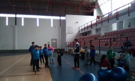 Más de 20 niños participan en la convivencia de atletismo deportivo en el pabellón de Moraleja
