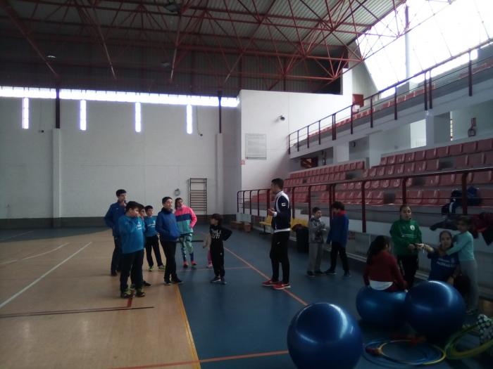Más de 20 niños participan en la convivencia de atletismo deportivo en el pabellón de Moraleja