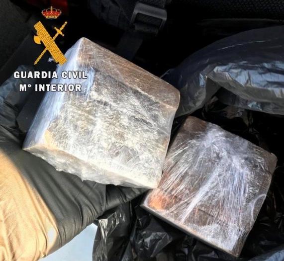 La Guardia Civil intercepta un vehículo en la autovía A-66 con 900 gramos de hachís ocultos en su maletero