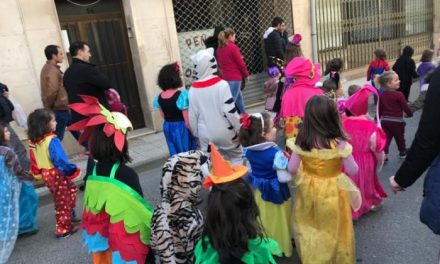 Decenas de niños de Moraleja despidieron este martes a San Blas con un desfile de disfraces