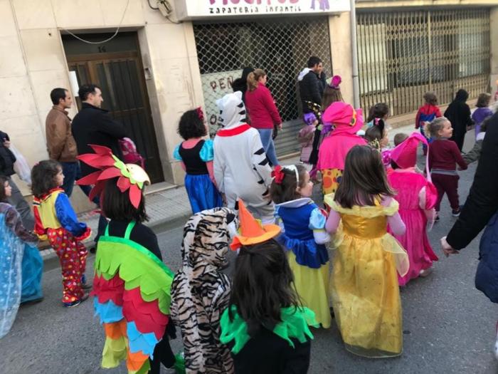 Decenas de niños de Moraleja despidieron este martes a San Blas con un desfile de disfraces
