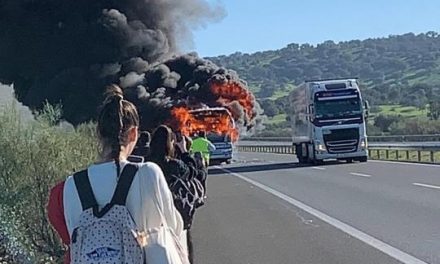 Un autobús de pasajeros sufre un incendio en la autovía A-66 entre Cáceres y Mérida