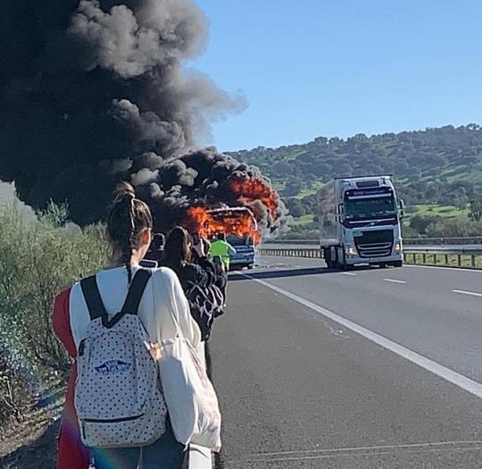 Un autobús de pasajeros sufre un incendio en la autovía A-66 entre Cáceres y Mérida