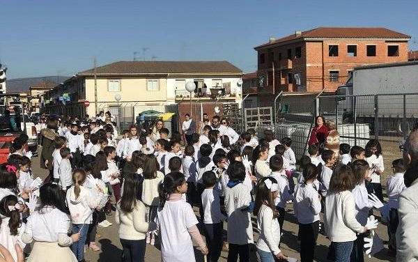 Los alumnos del Colegio Cervantes de Moraleja salen a la calle para disfrutar del Día de la Paz
