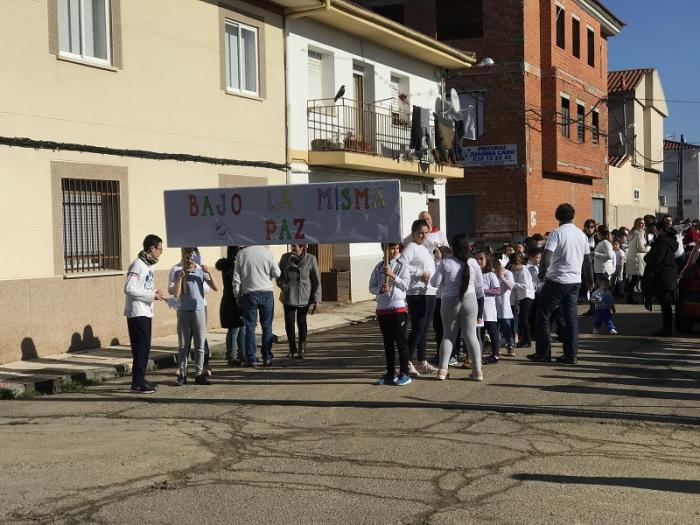 Los alumnos del Colegio Cervantes de Moraleja salen a la calle para disfrutar del Día de la Paz