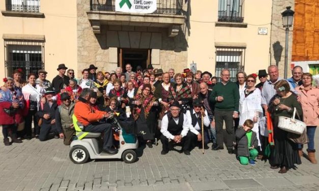 El «jueves de comadres» inaugura el Carnaval en Moraleja con un pasacalles amenizado por la charanga