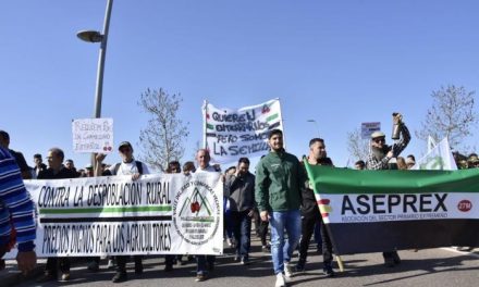 Cientos de agricultores se manifiestan por las calles de Mérida en dirección a la Presidencia de la Junta