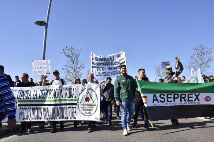 Cientos de agricultores se manifiestan por las calles de Mérida en dirección a la Presidencia de la Junta