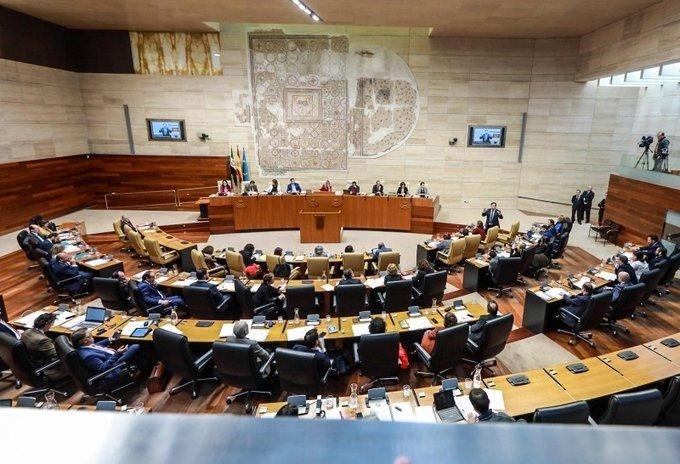 La Asamblea de Extremadura mantiene los plenos, pero reduce a 18 los diputados que asistirán