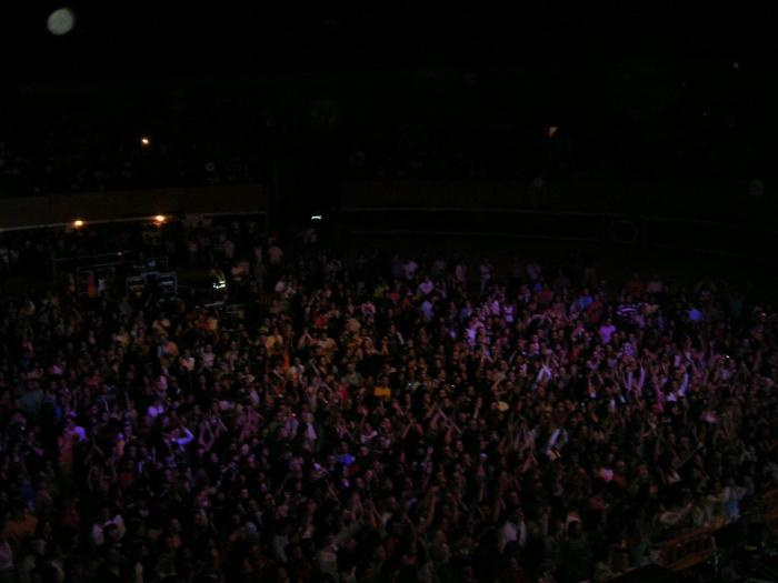 El concierto de El Arrebato en Montehermoso congrega a más de 3.500 personas en la plaza de toros
