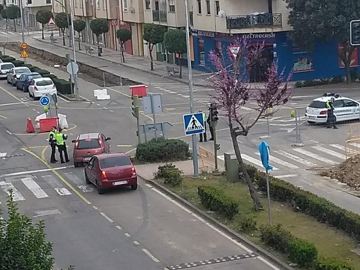 Guardia Civil y Policía Local controlan el tráfico en las avenidas de Lusitania y Pureza Canelo de Moraleja
