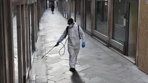 Ceclavín desinfecta las calles del casco urbano tras detectarse un caso de coronavirus