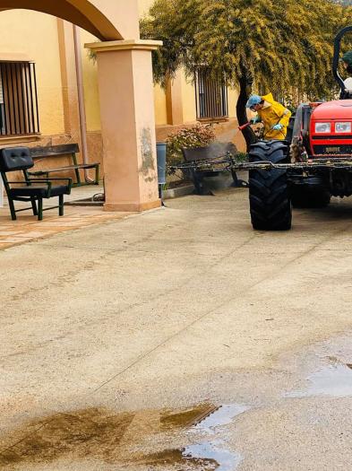 Villanueva de la Sierra desinfecta las calles de la localidad para atajar los contagios por COVID-19