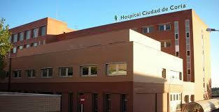 El paciente de 80 años con COVID-19 de San Martín de Trevejo está estable en el Hospital de Coria