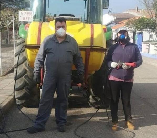 El alcalde de Huélaga usa su propio tractor para desinfectar las calles de este pequeño pueblo