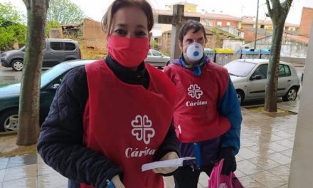 Cáritas de Coria y varios voluntarios confeccionan y distribuyen mascarillas entre la población