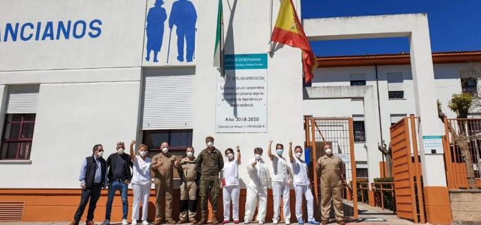 Militares procedentes de Sevilla desinfectan la residencia de mayores municipal de Coria
