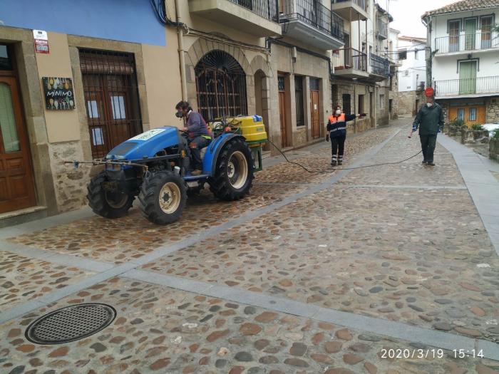 El Covid-19 saca la vena más solidaria, vecinos de Hoyos ayudan a desinfectar con sus tractores