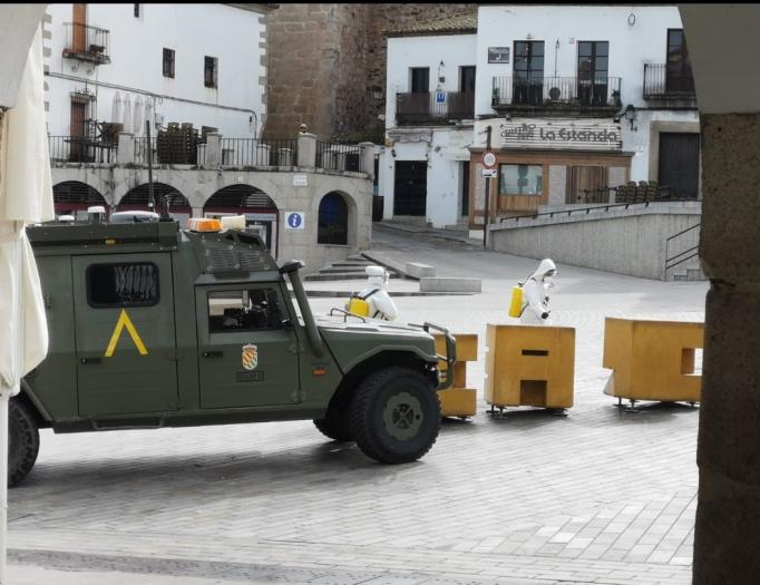 Viernes Santo atípico en Coria: efectivos de la Brigada XI controlan las calles y pasos fronterizos
