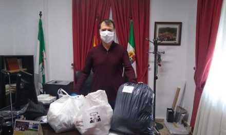 Voluntarios de Plasencia tienden una mano al pueblo de Aceituna que registra escasez de material sanitario