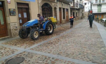 Tractores para arar pero también para desinfectar las calles de Calzadilla y frenar la pandemia del coronavirus