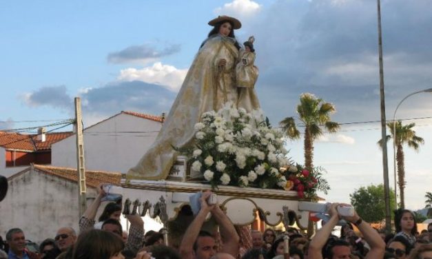 El Covid impide la llegada de la Virgen de la Vega a Moraleja que vestirá los balcones con su estampa