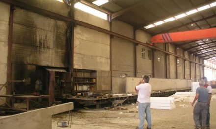 Un incendio paraliza el 60% de la actividad de la empresa Extremadura 2000 ubicada en el polígono de El Batán