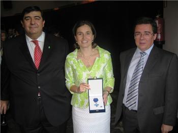 La consejería de Sanidad recibe la Medalla de Plata al Mérito Social Penitenciario de manos de Rubalcaba