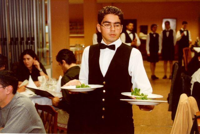 Mozo, peón y camarero de banquetes, las profesiones con más contratos en Extremadura