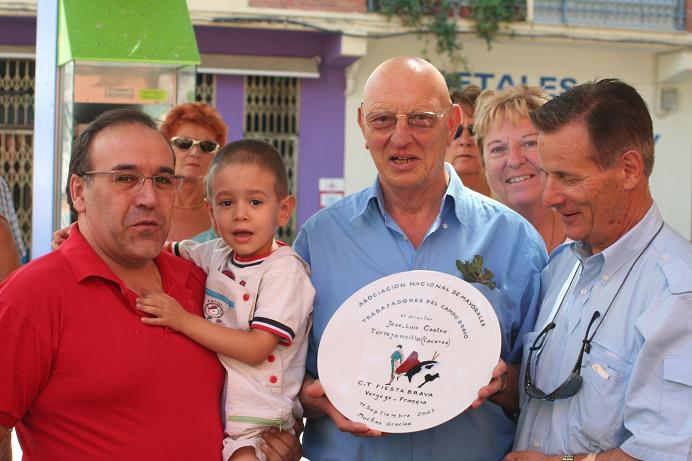 Un grupo de franceses aficionados al mundo del toro realizan una visita organizada por los mayorales