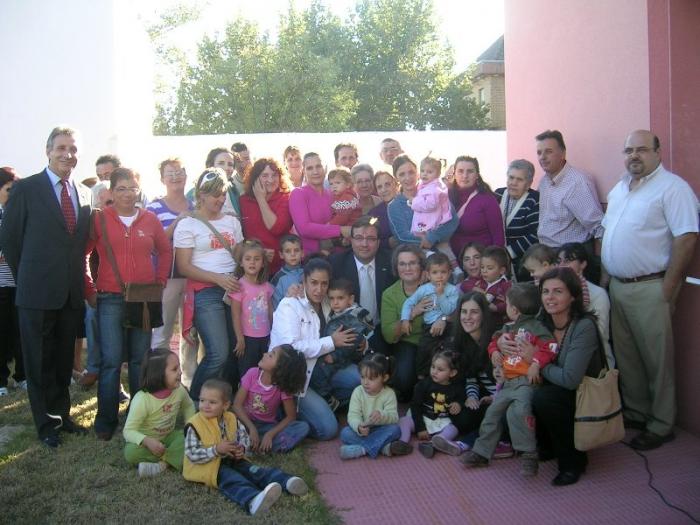 Guillermo Fernández Vara inaugura el nuevo centro infantil en Zarza de Granadilla