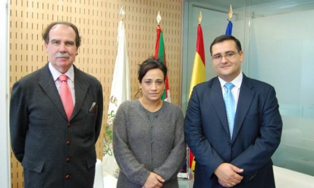 La presidenta de las Juntas Generales de Guipúzcoa recibe a una delegación de queso de La Serena