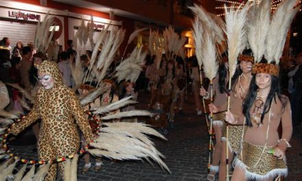 Miles de personas se dan cita en el desfile nocturno del Carnaval chico de Navalmoral de la Mata