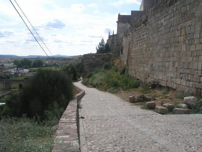 Cultura destina 257.919 euros para las obras de restauración parcial en la muralla de Coria