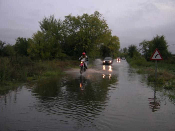 Cortada la carretera CC-174 en Zarza la Mayor por inundación a causa de las fuertes lluvias